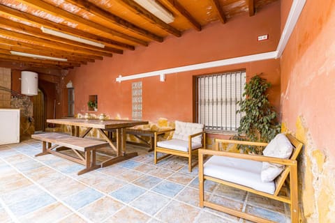 Patio, Day, Seating area, Dining area
