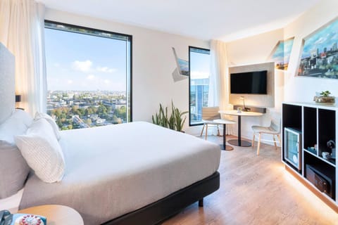 Bed, TV and multimedia, Coffee/tea facilities, View (from property/room), Bedroom, Drinks