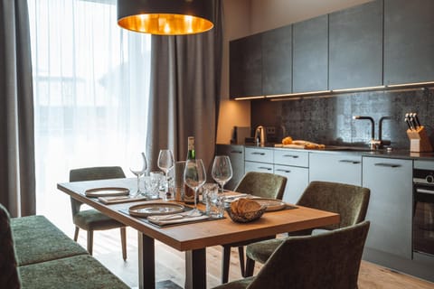 Kitchen or kitchenette, Dining area