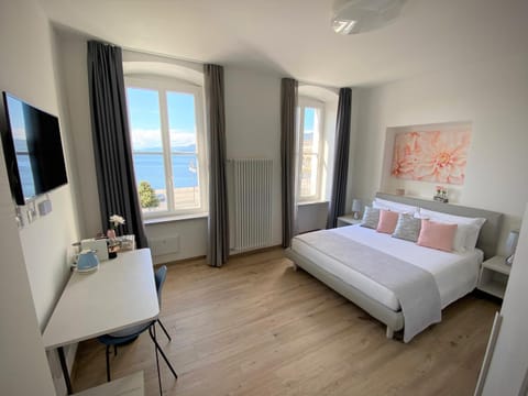 Bed, TV and multimedia, Bedroom