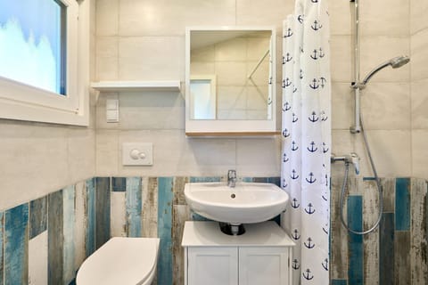 Shower, Toilet, Bathroom, towels