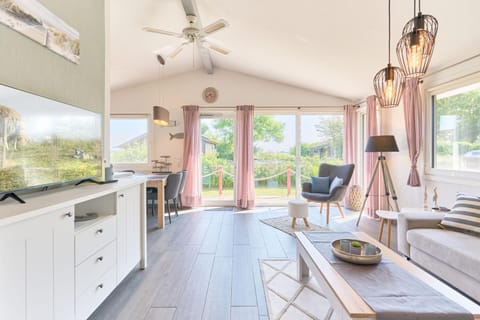 TV and multimedia, Living room, Dining area