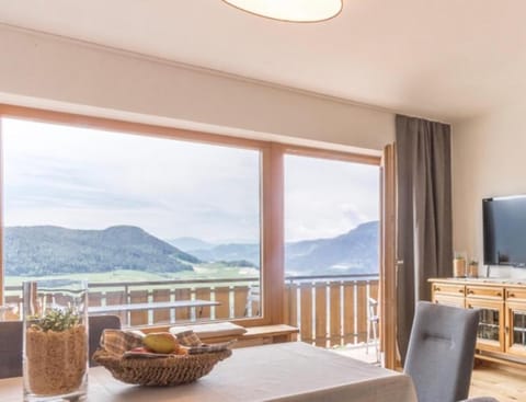 Living room, Dining area, Mountain view