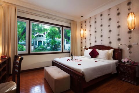 Bed, Living room, Photo of the whole room, Bedroom