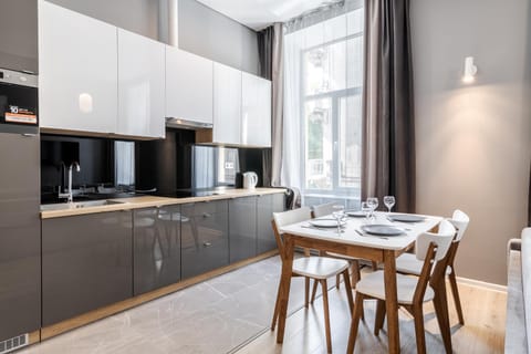 Kitchen or kitchenette, Dining area