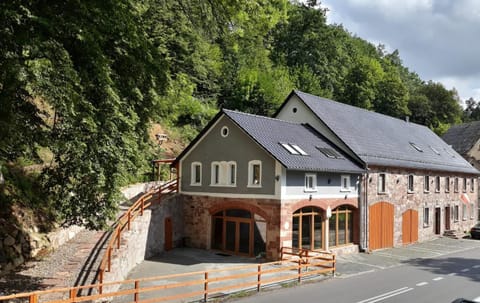 Property building, Day, Neighbourhood, Natural landscape, Street view, Parking