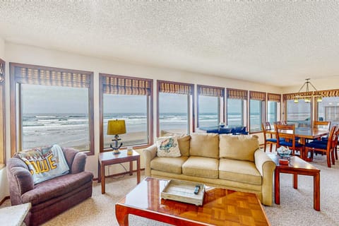 Friend-Ship House in Rockaway Beach