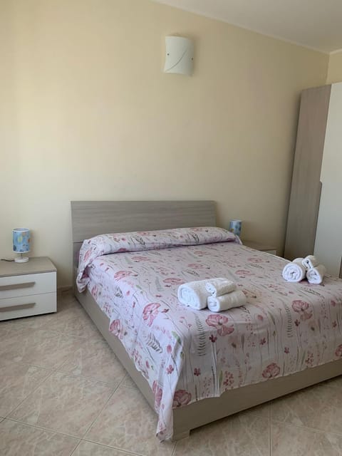 Bed, Bedroom, towels