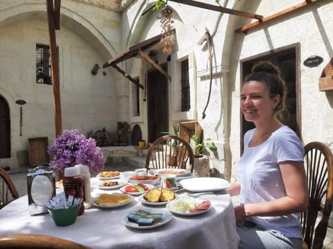 People, Food and drinks, Dining area, Food, Breakfast, group of guests