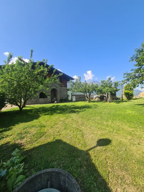 Property building, Spring, Day, Natural landscape, Garden, Garden, Garden view, Mountain view