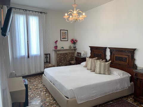B&B Al Teatro with canal view Bed and Breakfast in San Marco