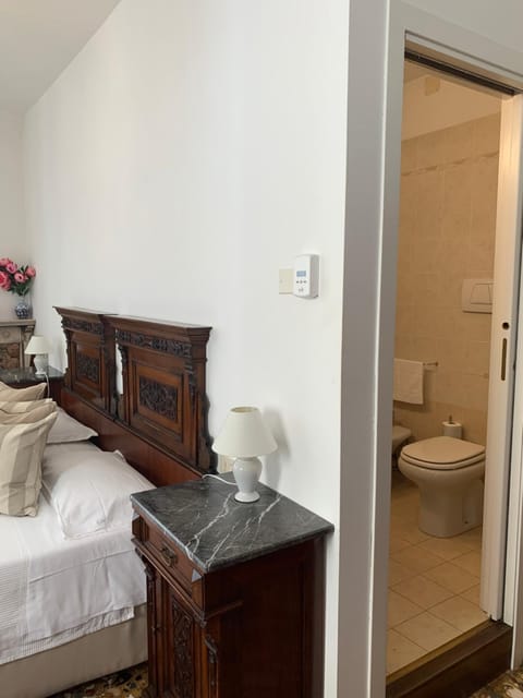 B&B Al Teatro with canal view Bed and Breakfast in San Marco