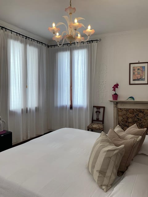 B&B Al Teatro with canal view Bed and Breakfast in San Marco