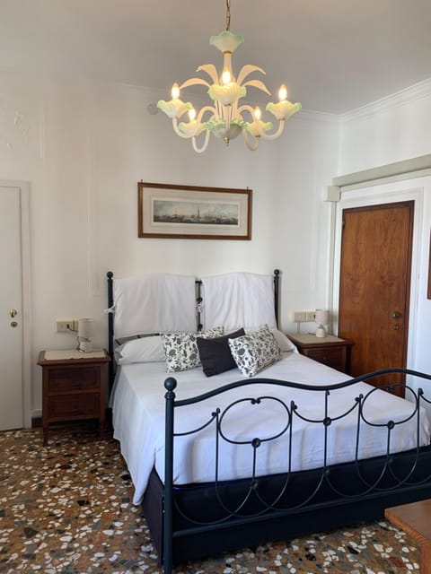 B&B Al Teatro with canal view Bed and Breakfast in San Marco