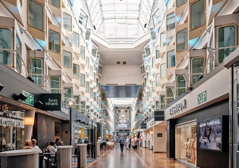 Facade/entrance, On-site shops, Evening entertainment