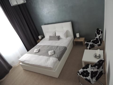 Bed, Seating area
