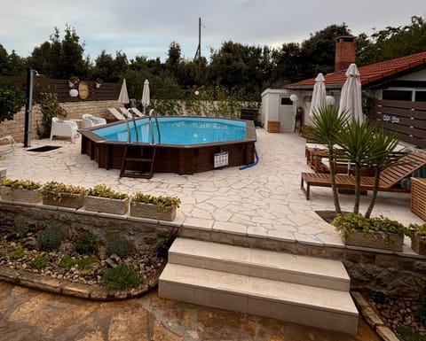 Shower, Balcony/Terrace, Seating area, Swimming pool, sunbed