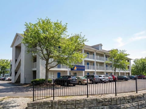 InTown Suites Extended Stay Louisville KY - Wattbourne Lane Hotel in Jeffersontown