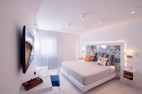 Bed, Day, TV and multimedia, Photo of the whole room, Decorative detail, Bedroom, furniture, minibar, safe