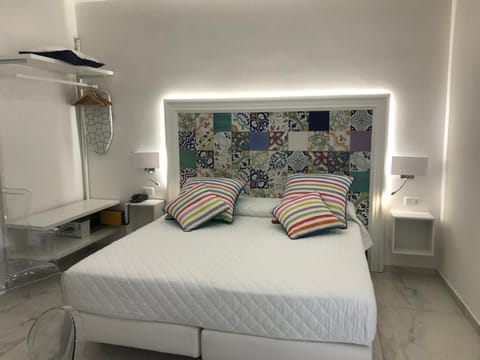 Bed, Photo of the whole room, Decorative detail, Bedroom, flat iron, safe