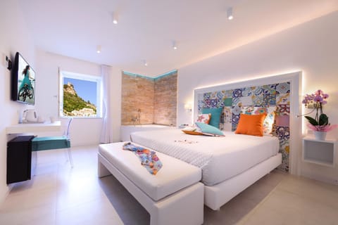 Bed, Hot Tub, Coffee/tea facilities, Photo of the whole room, Seating area, Bedroom