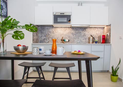 Kitchen or kitchenette, Dining area, Communal kitchen