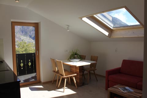 Coffee/tea facilities, Seating area, Dining area