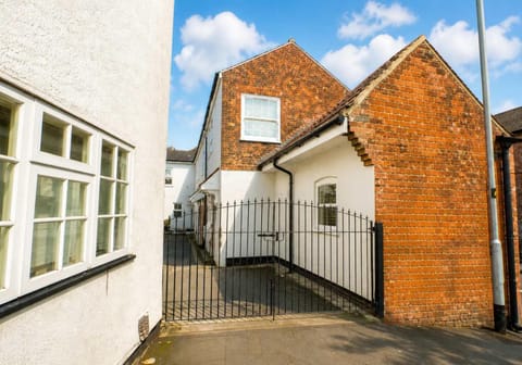 Property building, Day, Neighbourhood, Other, Street view