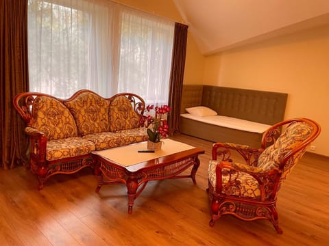 Bed, Photo of the whole room, Seating area