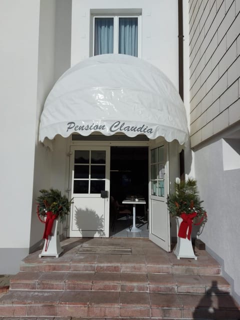 Property building, Patio, Facade/entrance