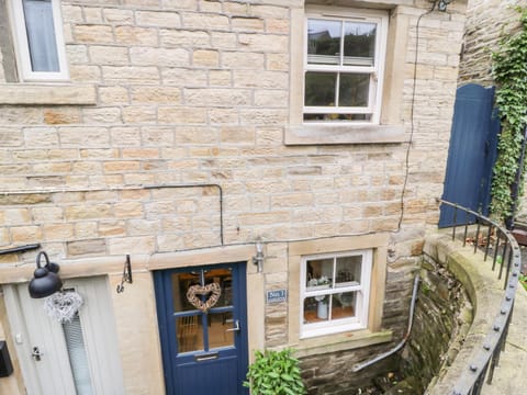 1 Oakleys House in Holmfirth