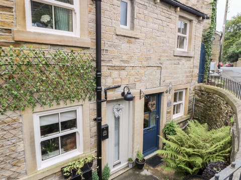 1 Oakleys House in Holmfirth