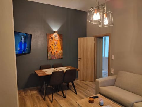TV and multimedia, Living room, Seating area, Dining area