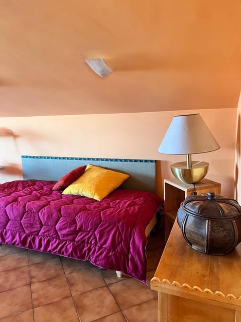 Giustina - appartamento spazioso e tranquillo - parcheggio privato per BICI e auto - su richiesta ammessi animali Apartment in Lazio