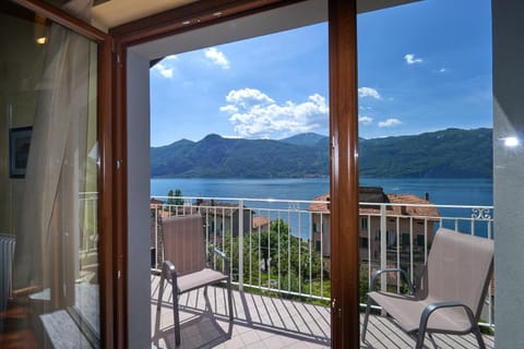 Day, Natural landscape, View (from property/room), Balcony/Terrace, Lake view, Mountain view