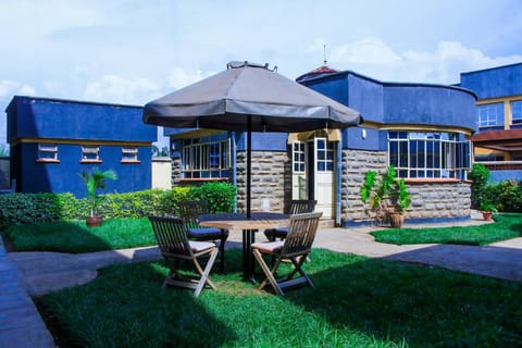 Property building, Day, Garden, Dining area