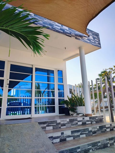 Facade/entrance