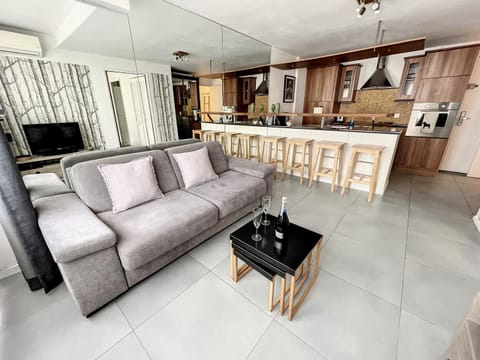 Kitchen or kitchenette, Seating area