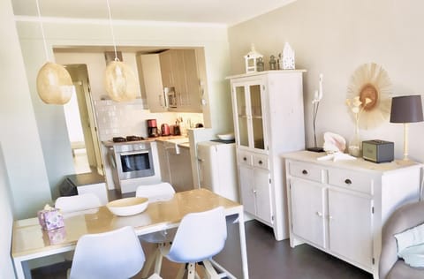 Kitchen or kitchenette, Dining area, stove, toaster