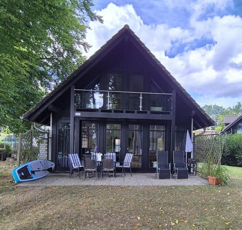 Property building, BBQ facilities, Garden, Seating area, Garden view, Lake view, Location, sunbed