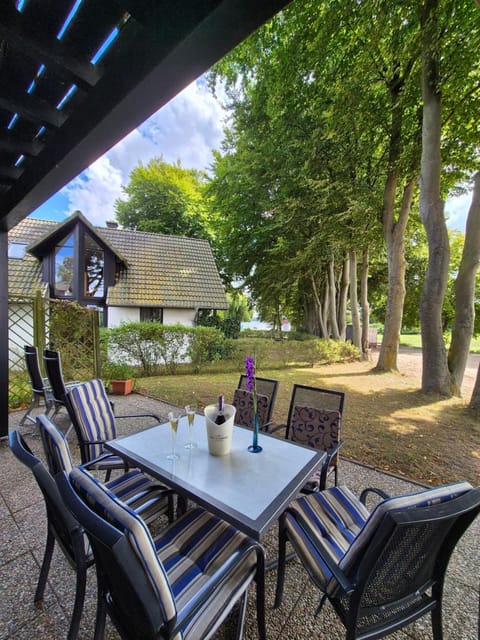 Garden, Balcony/Terrace, Dining area, Beach, Garden view, Lake view