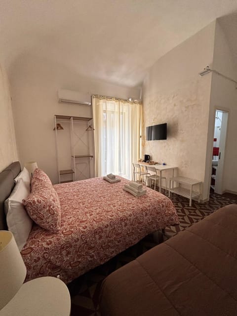 Bed, TV and multimedia, Photo of the whole room, Bedroom