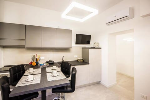 TV and multimedia, Kitchen or kitchenette, Dining area, stove