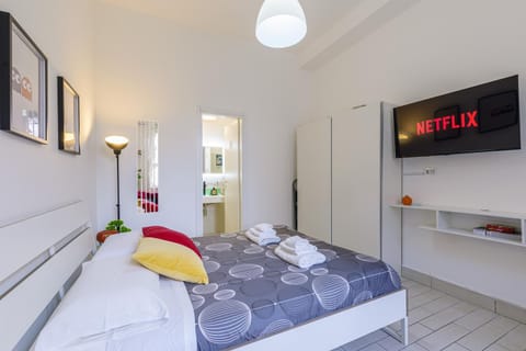 Bed, TV and multimedia, Photo of the whole room, Bedroom, towels
