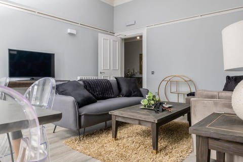 Beautiful 4 bed flat in perfect central location Apartment in Glasgow