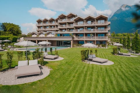 Property building, Natural landscape, Garden, Garden view, Mountain view, Pool view, Swimming pool, sunbed