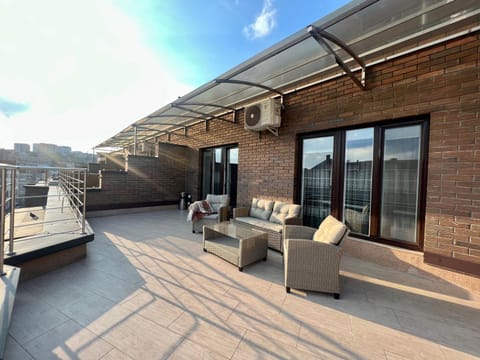 View (from property/room), Balcony/Terrace, Seating area