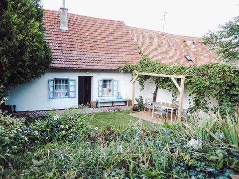 Facade/entrance, Garden, Balcony/Terrace