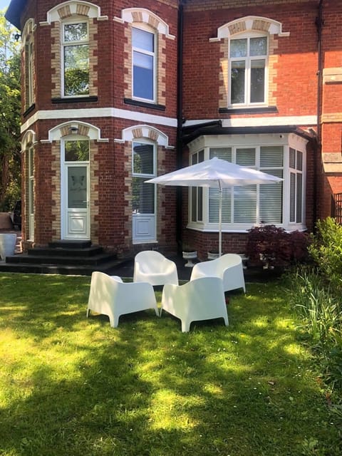 Green Corner Villa - Cosy Luxury in Central Torquay with Free Parking & EV Bed and Breakfast in Torquay