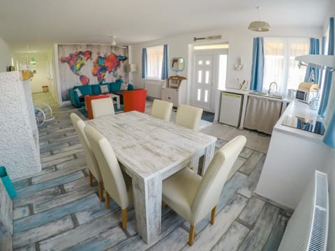 Communal lounge/ TV room, Kitchen or kitchenette, Living room, Dining area